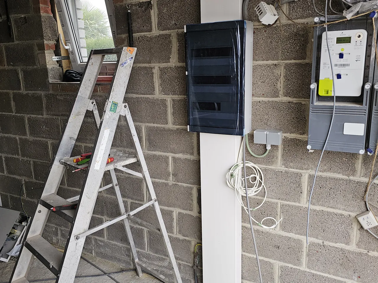 Coffret compteur électrique installé en façade