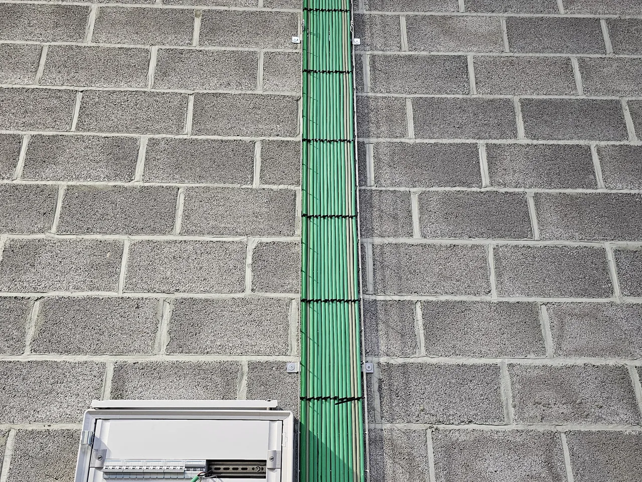 Coffret électrique et gaines en façade sur chantier