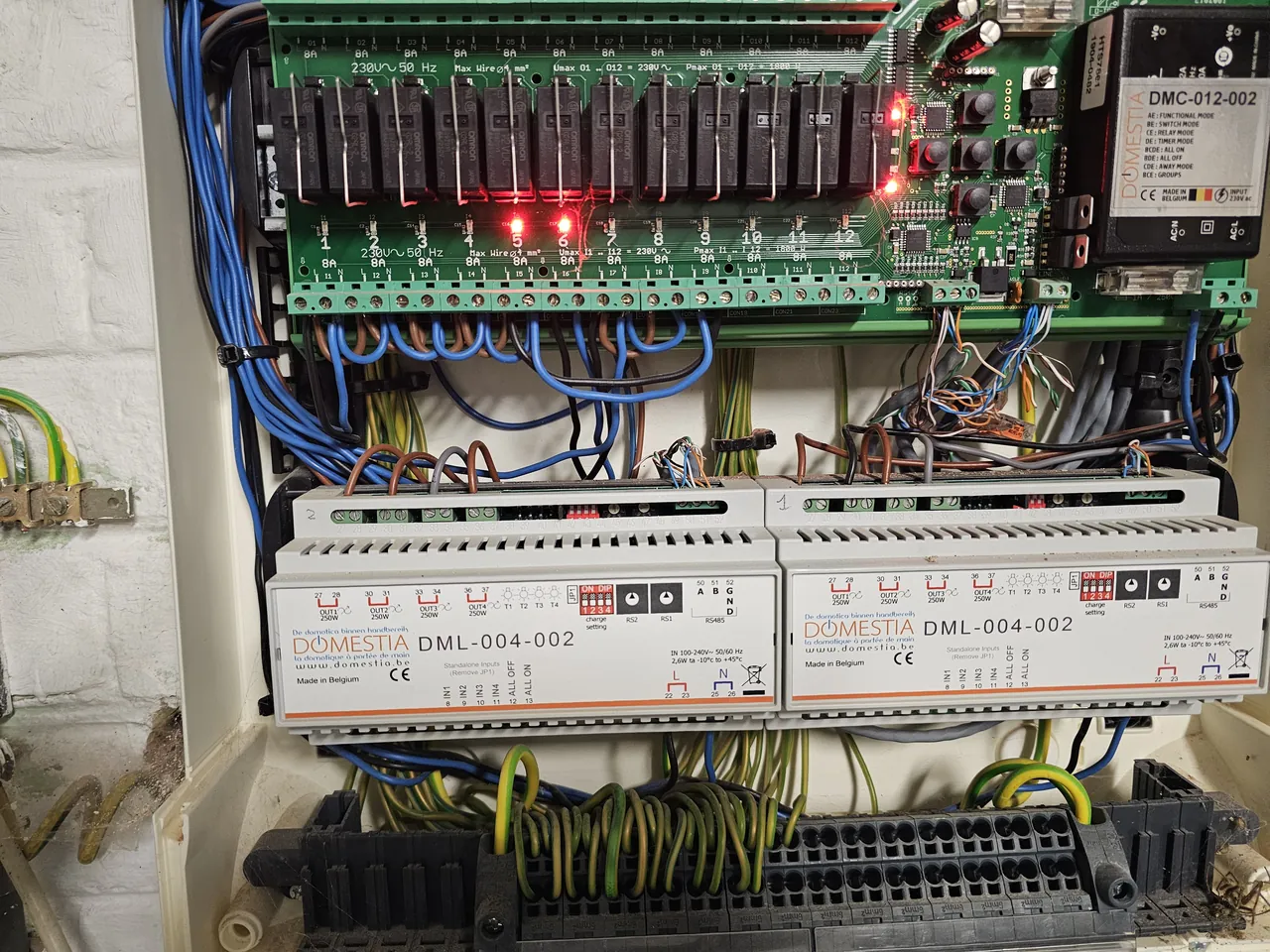 Modules de relais domotiques Domestia câblés dans une armoire