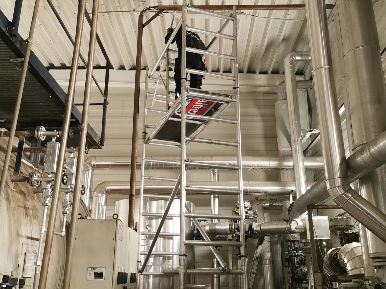 Intervention sur échafaudage dans une chaufferie industrielle