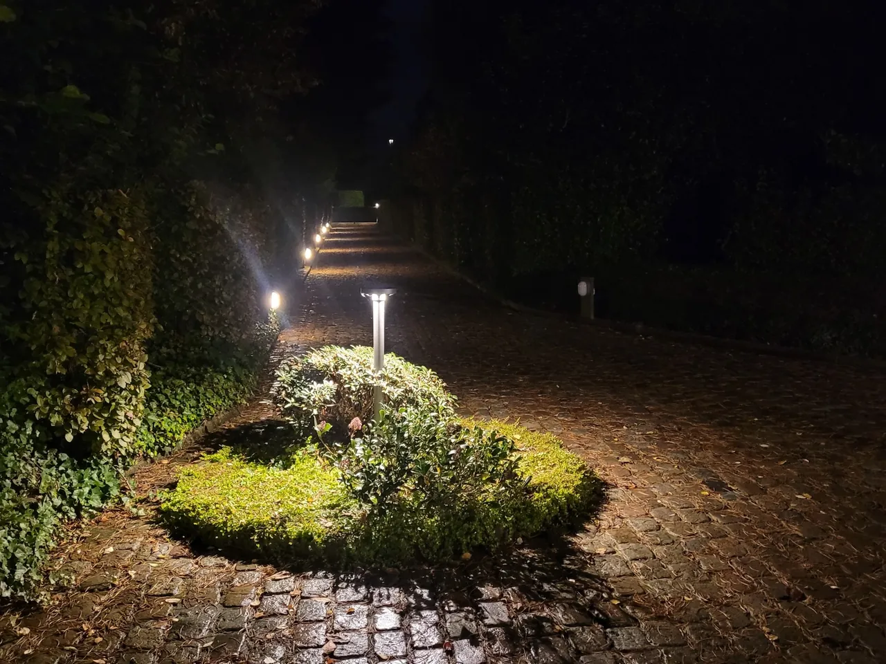 Allée extérieure balisée par des bornes LED