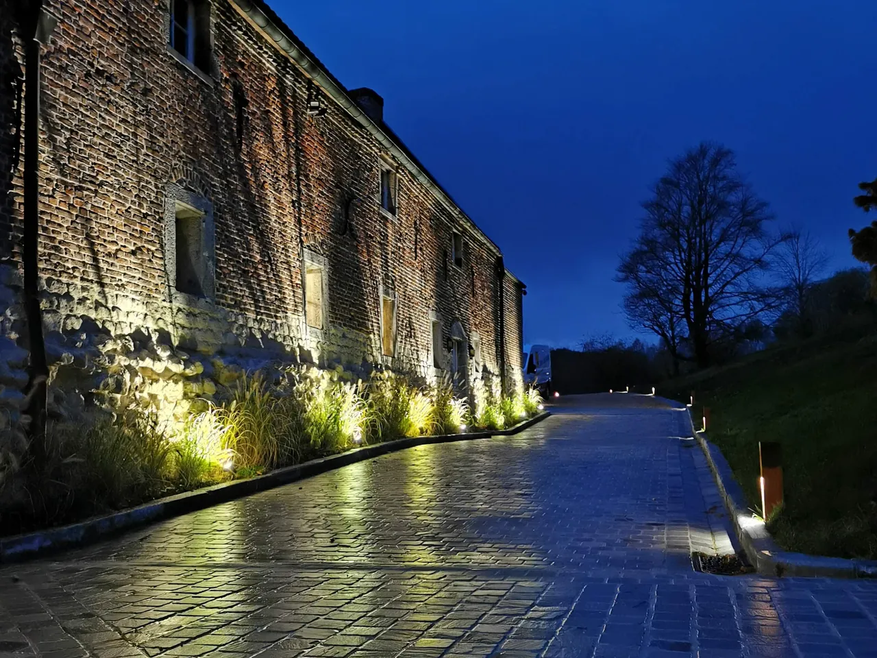 Façade de ferme mise en lumière la nuit