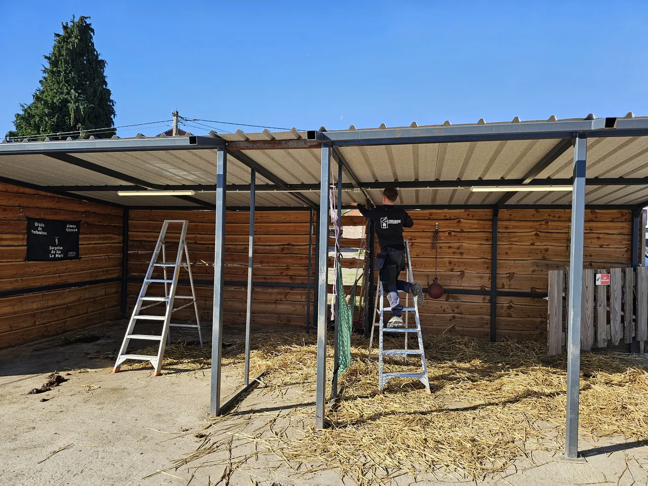 Installation d'éclairage LED sous un abri extérieur