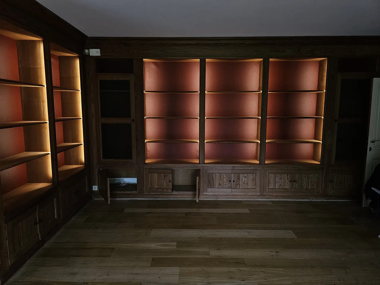 Éclairage LED intégré dans une bibliothèque sur mesure