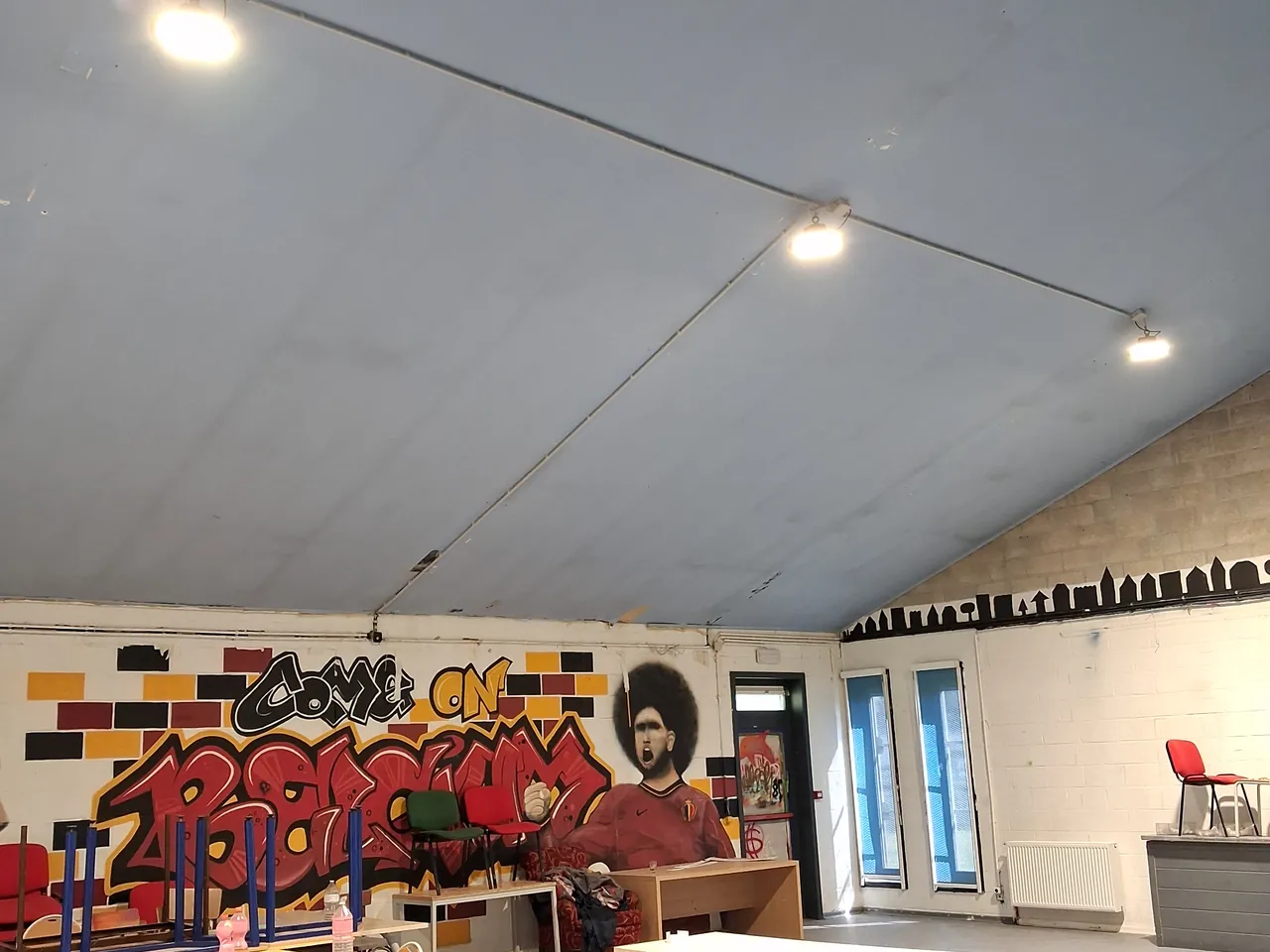 Éclairage plafonnier d'une salle commune