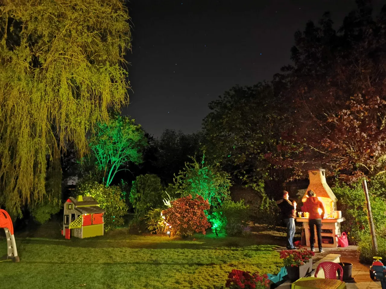 Terrasse et jardin éclairés de nuit