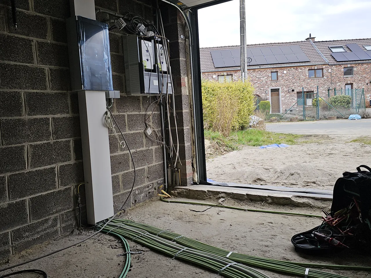 Gaines techniques apparentes dans un garage