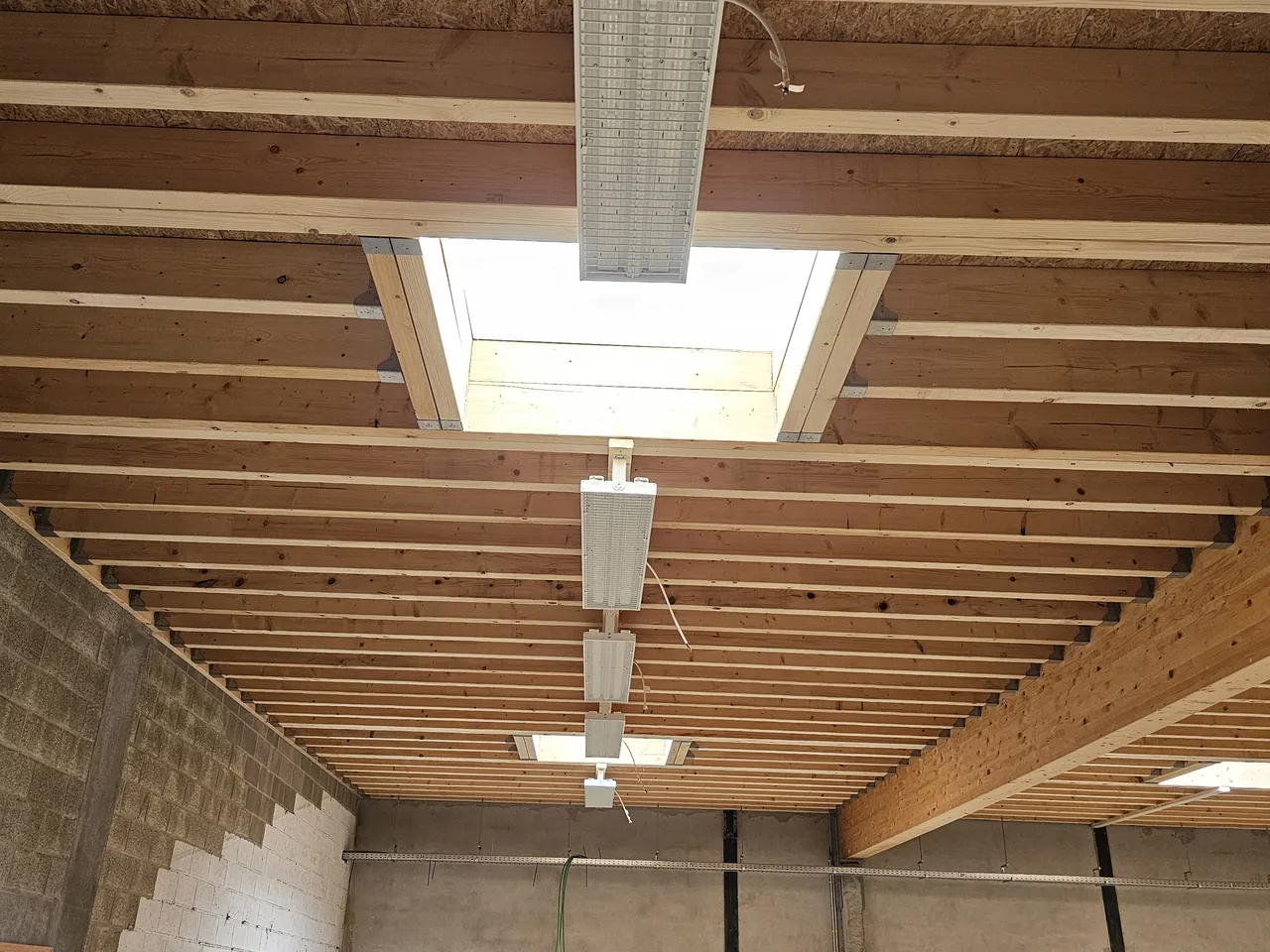 Éclairage LED d'un hangar à charpente bois