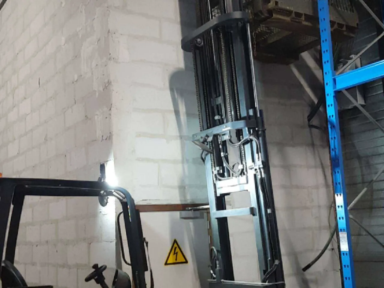 Travail en nacelle dans un entrepôt à rayonnages