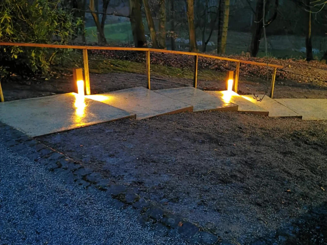 Passerelle en bois éclairée par balisage extérieur