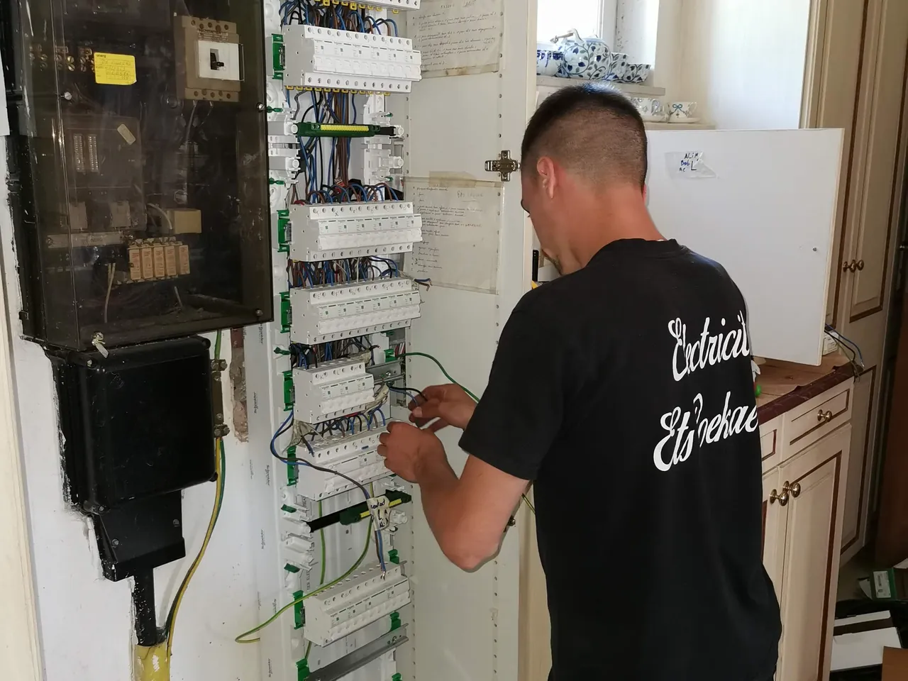 Installation d'un tableau modulaire neuf